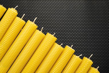 Siyah desenli balmumu arka planda el yapımı mumlar. Üst Manzara. Düz yatıyordu