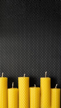 Hisse senedi ticareti, kripto para birimi geçmişi, uçuculuk kripto ticaretini gösteren balmumu mumlar. Dikey pankart