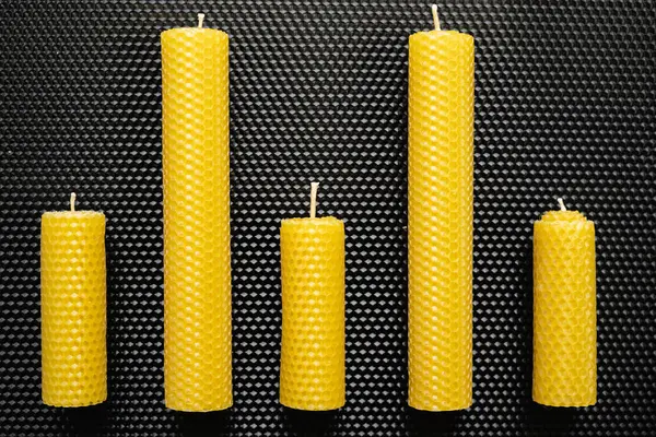 Siyah desenli arka plandaki DIY balmumu mumları kripto piyasasının uçuculuğunu ve çevrimiçi ticareti gösteriyor. Boşluğu kopyala