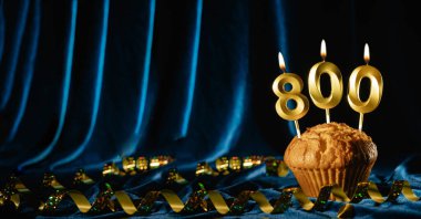 800 takipçi kartı. Sosyal ağlar ve bloglar için. Mavi kadife arka planda 800 numaralı mumlu şenlikli kek. Takip kartı. 800 online topluluk hayranı ve abonesi. Pankart