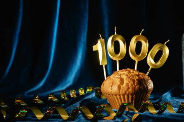 1000 takipçi kartı. Sosyal ağlar ve bloglar için. Mavi kadife arka planda bin numaralı mumlu şenlikli kek. Takip kartı. 1000 online topluluk hayranı ve abonesi. Pankart
