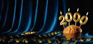 2000 takipçi kartı. Sosyal ağlar ve bloglar için. Mavi kadife arka planda iki bin numaralı mumlu şenlikli kek. Takip kartı. 2000 online topluluk hayranı ve abonesi. Pankart