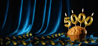 5000 takipçi kartı. Sosyal ağlar ve bloglar için. Mavi kadife arka planda 5.000 numaralı mumlu şenlikli kek. Takip kartı. 5000 online topluluk hayranı ve abonesi. Pankart