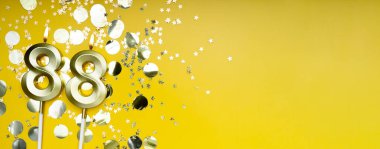 Seksen sekiz yıllık doğum günü. 88 numaralı altın kutlama mumu. Sarı renkli arka plan. Doğum günü ya da yıldönümü kutlaması kavramı. Pankart. Boşluğu kopyala.