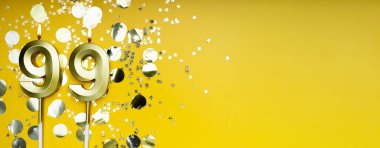 Doksan dokuz yıllık doğum günü. 99 numaralı altın kutlama mumu. Sarı renkli arka plan. Doğum günü ya da yıldönümü kutlaması kavramı. Pankart. Boşluğu kopyala.