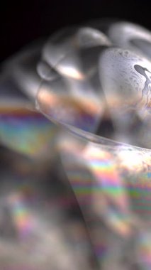 Sabunun köpük arka planı. Arkaplan olarak baloncukları patlatmak. Sabun köpüğü yapısı, makro görüş. Temizlik ve çamaşır. Dikey video