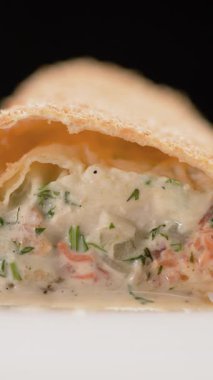 Profesyonel aşçı fast food kafede sıcak shawarma tutuyor, yakın plan. Sokak fast food kavramı. Yakın çekim.