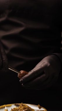 Çukur kazmak için cımbız kullanan şekerlemecilerin ellerini yakın plan çek. Vejetaryen tatlısı yapma kavramı ya da gurme ve organik ikramlar için doğal içerikli sağlıklı tatlılar..