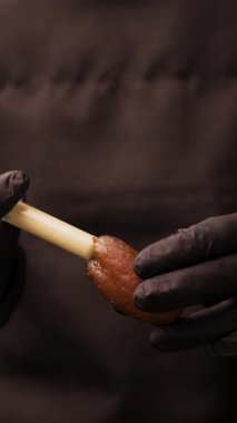 Lezzetli bir vejetaryen tatlısıyla sulu bir randevuyu kaymaklı susam veya kaju ezmesi ile doldurup yakın plan çekiyoruz. Sağlıklı tatlılar, bitki bazlı ikramlar ve şekerleme kavramı.