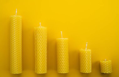 Balmumu mumları, aşağı doğru sıralanan yüksekliklerden oluşan görsel bir finansal çöküş, kripto para birimi veya borsa çöküşünü temsil eder..