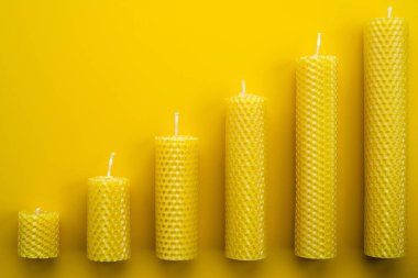 Artan sarı mum dizisi pazarda yükselen eğilimi simgeliyor. Büyümeyi ve pozitifliği, yükselen finansal grafikleri veya grafikleri temsil eder.