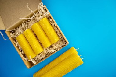 Balmumu mum hediye kutusu ve dört tane de balpeteği dokusunda sarılmış mum. Mum yapımı ve küçük işletme projeleri için ideal. Üst Manzara. Düz yatıyordu