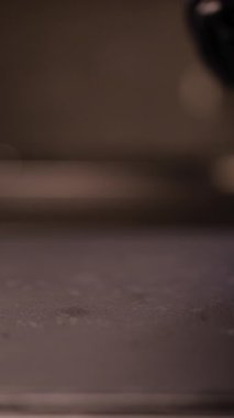 Kurumuş tarihleri masaya fırlatan bir elin yakın çekimi vejetaryen atıştırmalıkların ve besleyici tatlıların doğal ve sağlıklı yönünü vurguluyor. Sağlıklı beslenmeye odaklan..