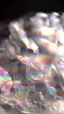 Sabun köpüklerinin yakın plan çekimi köpük bir yapı oluşturuyor, altıgen şekillerini ve canlı yanardöner renklerini sergiliyor..