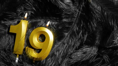 Kara Tüy 'ün arka planında 19 numaralı doğum günü mumu. On dokuzuncu yıl. Doğum günü ve yıldönümü konsepti. Boşluğu kopyala