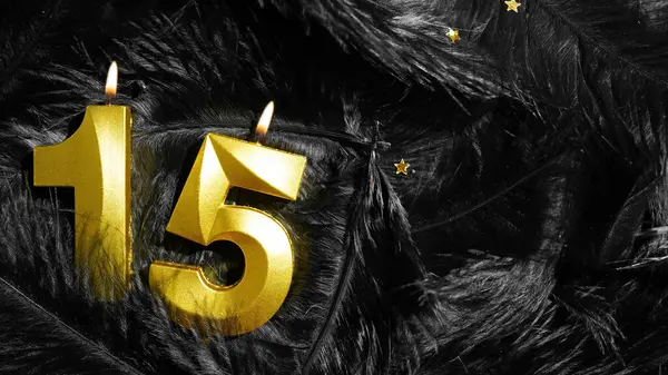 Siyah Tüyler Arkaplan 'da 15 numaralı doğum günü mumu. On beşinci yıl. Doğum günü ve yıldönümü konsepti. Boşluğu kopyala