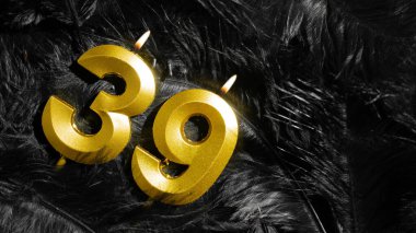 39 numaralı doğum günü kutlaması mumu Kara Tüyler Arkaplanında. Otuz dokuzuncu yıl. Doğum günü ve yıldönümü konsepti. Boşluğu kopyala