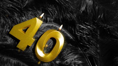 Black Feathers 'ın arka planında 40 numaralı doğum günü kutlaması mumu. Kırkıncı yıl. Doğum günü ve yıldönümü konsepti. Boşluğu kopyala