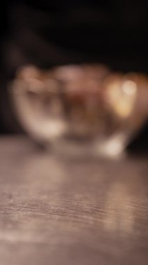 Hurma ağacının tomurcuğundan sarkan salkımlar. Yakın plan. Dikey video