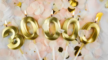 30000 takipçi kartı. 30 bin abone ve çevrimiçi topluluk hayranları. Sosyal ağlar ve bloglar. Sosyal medya kutlamaları için 30000 mumlu konfeti arka planı. Boşluğu kopyala