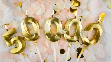 50.000 takipçi kartı. 50 bin abone ve çevrimiçi topluluk hayranları. Sosyal ağlar ve bloglar. Sosyal medya kutlamaları için 50.000 mumlu konfeti arka planı. Boşluğu kopyala