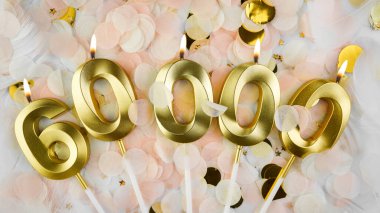 60.000 takipçi kartı. 60 bin abone ve çevrimiçi topluluk hayranları. Sosyal ağlar ve bloglar. Sosyal medya kutlamaları için 60000 mumlu konfeti arka planı. Boşluğu kopyala