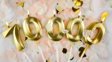 70.000 takipçi kartı. 70 bin abone ve çevrimiçi topluluk hayranları. Sosyal ağlar ve bloglar. Sosyal medya kutlamaları için 70000 mumlu konfeti arka planı. Boşluğu kopyala