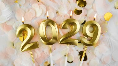 Mutlu yıllar 2029. Pastel konfeti arka planında 2029 numaralı altın mumlu tebrik kartı. Boşluğu kopyala