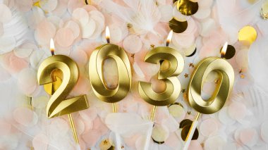 Mutlu yıllar 2030. Pastel konfeti arka planında 2030 numaralı altın mumlu tebrik kartı. Boşluğu kopyala