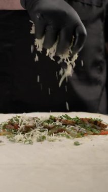 Sokak yemekleri konsepti. Shawarma pişirme işlemi sokak yemeği gibi. Sebze ve et. Dikey video