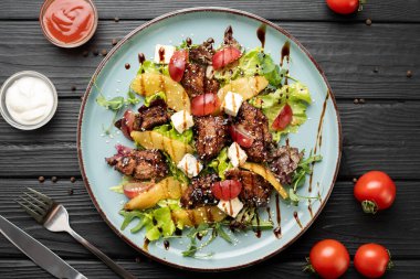 Kızarmış tavuk ciğeri, tatlı armut, taze üzüm, dorblu peynir, yeşillik ve bol balzamik sosla yapılmış lezzetli bir salata. Lezzetli ve sofistike restoran tarzı servis. Üst görünüm