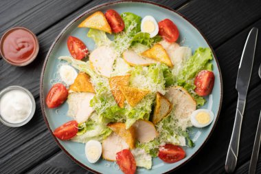 Taze tavuk dilimli ev yapımı Sezar salatası, çıtır kıtır ekmek, sulu domates, haşlanmış yumurta, romaine marulu ve dilimlenmiş peynir. Parlak aromalı klasik sağlıklı yemek. Üst görünüm