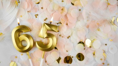 65. yaş günü kartı. Altmış beş numaralı altın mumlar, pastel konfeti arka planında altmış beş. Yıldönümünü ve doğum gününü kutluyoruz. Boşluğu kopyala.