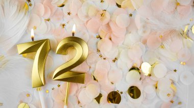 72. yaş günü kartı. 72 numaralı altın mum. Pastel konfeti arka planında 72 numara. Yıldönümünü ve doğum gününü kutluyoruz. Boşluğu kopyala.