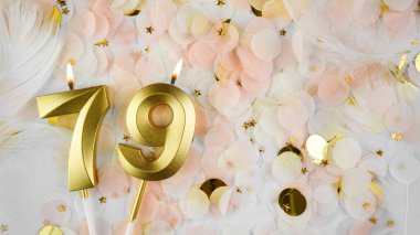 79. yaş günü kartı. 79 numaralı altın mum. Pastel konfeti arka planında 79 numara. Yıldönümünü ve doğum gününü kutluyoruz. Boşluğu kopyala.