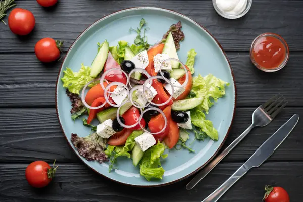 sağlıklı sebze salatası peynir, domates, zeytin, üst manzara