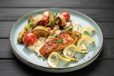 Restoranda ızgara somon balığı, fırında sebze ve mantar. Sağlıklı yemek, akşam yemeği için lezzetli yemek. Boşluğu kopyala