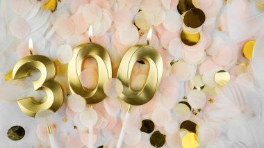 300 takipçi kartı. 300 abone ve çevrimiçi topluluk hayranları. Sosyal ağlar ve bloglar. Sosyal medya kutlamaları için 300 numaralı mumlu konfeti arka planı. Boşluğu kopyala