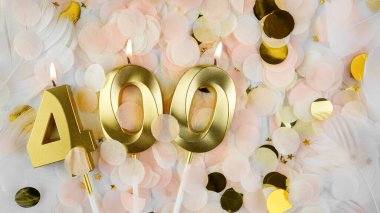 400 takipçi kartı. 400 abone ve çevrimiçi topluluk hayranları. Sosyal ağlar ve bloglar. Sosyal medya kutlamaları için 400 numaralı mumlu konfeti arka planı. Boşluğu kopyala