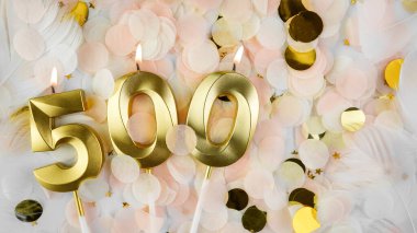 500 takipçi kartı. 500 abone ve çevrimiçi topluluk hayranları. Sosyal ağlar ve bloglar. Sosyal medya kutlamaları için 500 numaralı mumlu konfeti arka planı. Boşluğu kopyala