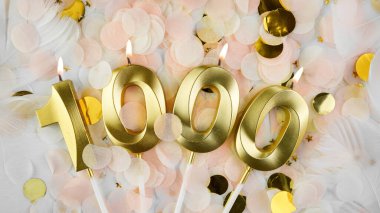 1000 takipçi kartı. 1K aboneleri ve çevrimiçi topluluk hayranları. Sosyal ağlar ve bloglar. Sosyal medya kutlamaları için 1000 numaralı mumlu konfeti arka planı. Boşluğu kopyala