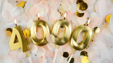 4000 takipçi kartı. 4K aboneleri ve çevrimiçi topluluk hayranları. Sosyal ağlar ve bloglar. Sosyal medya kutlamaları için 4000 numaralı mumlu konfeti arka planı. Boşluğu kopyala