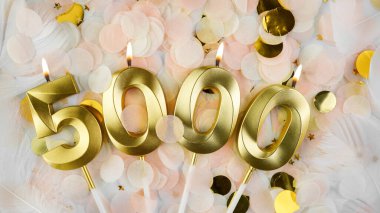 5000 takipçi kartı. 5K aboneleri ve çevrimiçi topluluk hayranları. Sosyal ağlar ve bloglar. Sosyal medya kutlamaları için 5000 numaralı mumlu konfeti arka planı. Boşluğu kopyala