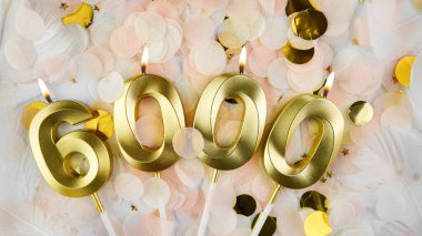 6000 takipçi kartı. 6K aboneleri ve çevrimiçi topluluk hayranları. Sosyal ağlar ve bloglar. Sosyal medya kutlamaları için 6000 numaralı mumlu konfeti arka planı. Boşluğu kopyala