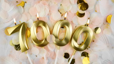 7000 takipçi kartı. 7K aboneleri ve çevrimiçi topluluk hayranları. Sosyal ağlar ve bloglar. Sosyal medya kutlamaları için 7000 mumlu konfeti arka planı. Boşluğu kopyala
