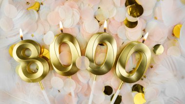 8000 takipçi kartı. 8K aboneleri ve çevrimiçi topluluk hayranları. Sosyal ağlar ve bloglar. Sosyal medya kutlamaları için 8000 mumlu konfeti arka planı. Boşluğu kopyala