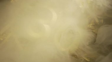 Otuz numaralı altın mumlar, kayan dumandaki parlak folyo arka planına yerleştirildi. Doğum günü veya yıldönümü geçmişi için şık bir kavram.