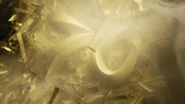 Başarısız arka planda 70 numaralı altın mumlar, altın arka planda dumandaki yıldönümü numaraları, yetmişinci yaş günü. yıldönümü kavramı