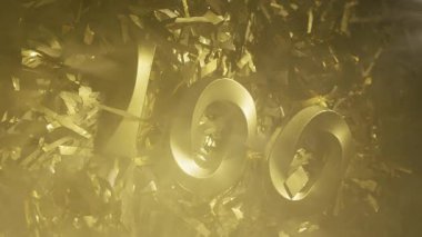 Yumuşak dumana sarılmış parlak folyo arkaplanındaki 100 numaralı altın mum. Yıldönümü ya da 100. yaş günü konsepti. Sıcak ışık, zarif parıltı ve rüya gibi altın bir atmosfer.