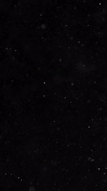 Soğuk bir kış gecesinde kar yağışının yavaş çekim makro videosu. Karda yavaşça sürüklenen kar taneleri, huzurlu atmosfer, kış havası, sükunet konsepti, gece ve doğa.